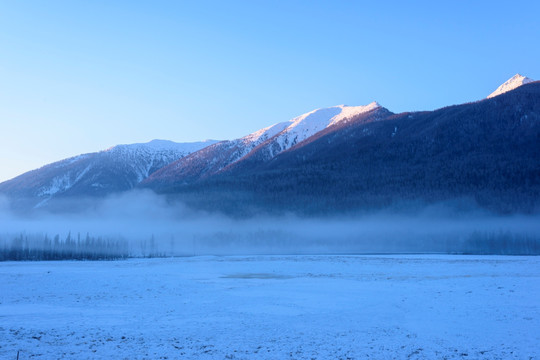 雪山晨雾