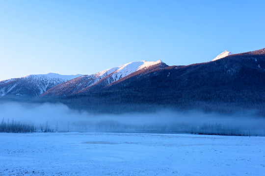 雪山晨雾