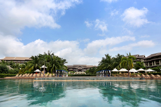 海南三亚五星级大酒店游泳池
