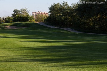高尔夫球场与住宅小区 光影斑驳