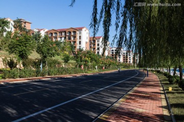 道路旁的住宅小区 公路 柏油路