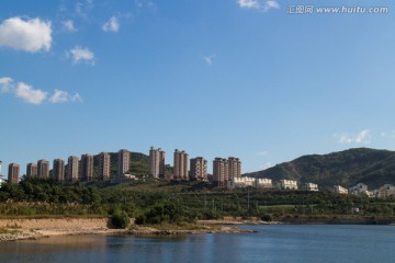 山间的住宅小区 水库