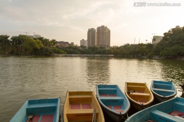 夕阳下停泊的小船