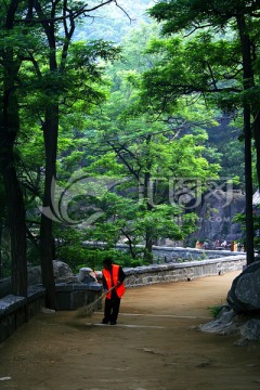 泰山盘道环卫工人