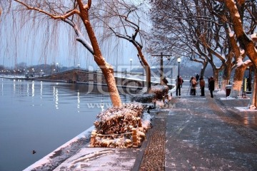 暮色中的断桥残雪