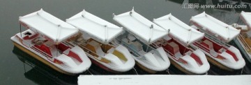 雪后河邊游船