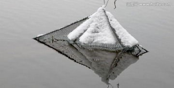 河中拦网上的雪
