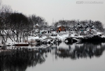 河边雪景图