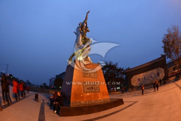郫县古城镇蜀人之母雕塑
