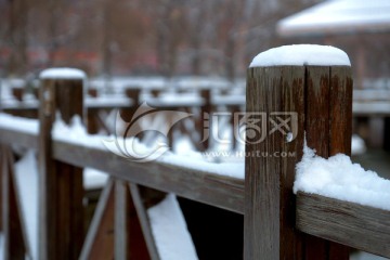 木桥上的积雪