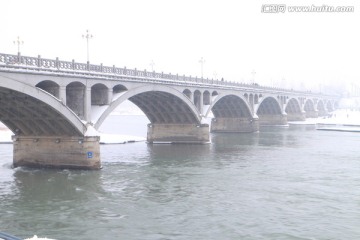 寒冷冬日的伊犁河大桥
