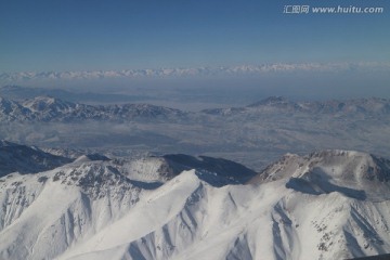 航拍层层山脉