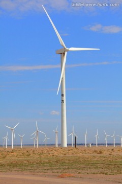 戈壁滩上的风力发电机组