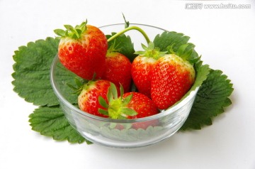 盛满玻璃容器的新鲜草莓