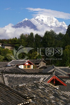 玉龙雪山下的四方街