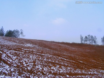 落雪的红土地