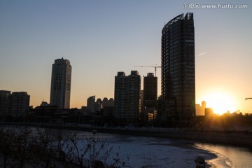 海河畔的高层建筑 塔吊