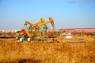 大庆油田冬季采油景观