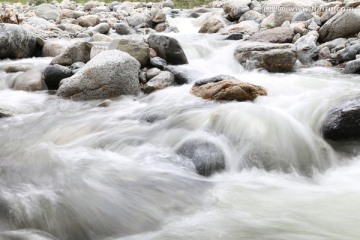 新疆天山湍急的溪流