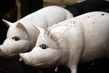 可爱小猪雕塑