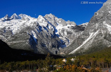 雪山脚下