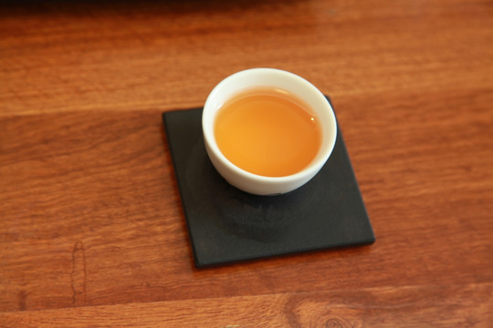 木桌上一杯茶水