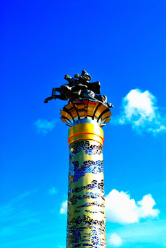 云柱上的成吉思汗铁骑雕塑