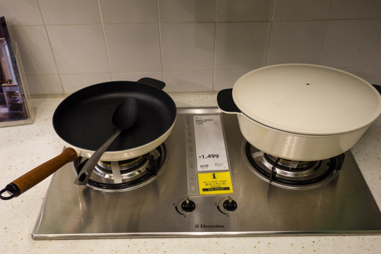 燃气灶上的炒锅和汤锅