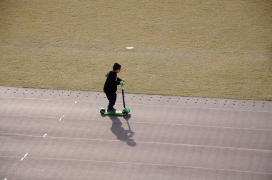 男孩滑板