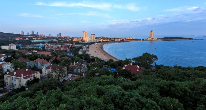 青岛汇泉湾第一海水浴场全景图