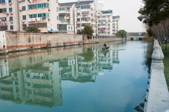 吴江垂虹景区居民小区的小河