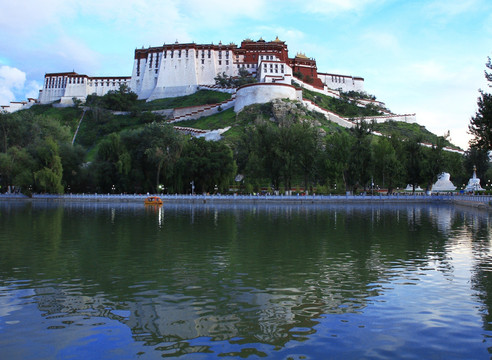 西藏布达拉宫倒影