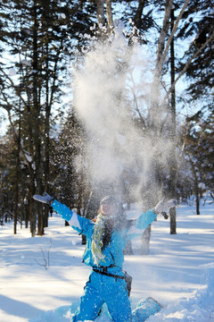 美眉戏雪