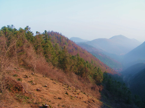 日出时的群山