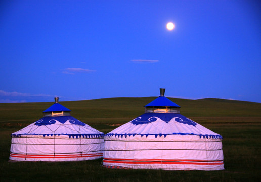 月光下的蒙古包