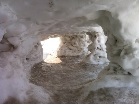冰隧道
