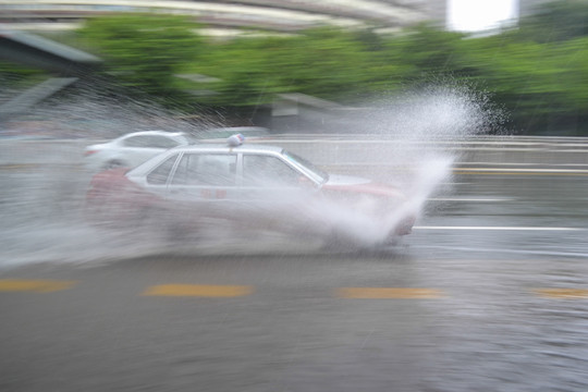 雨中行驶中的汽车