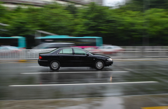 雨中行驶中的汽车