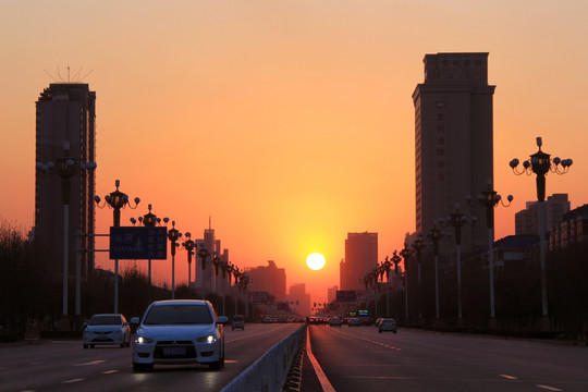 夕阳下的城市快车道