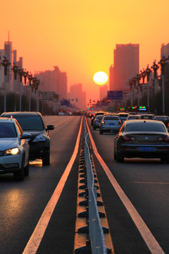 夕阳下的城市快车道