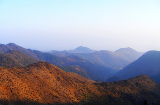 黎明中的群山