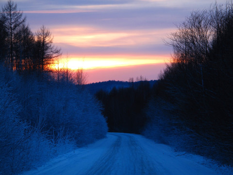 暮色雪路