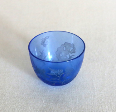 清代蓝玻璃磨花花蝶纹杯