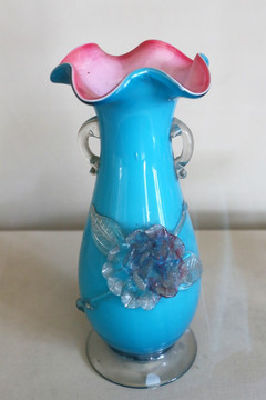 清代蓝玻璃凸花双耳瓶