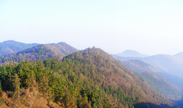 黎明中的群山