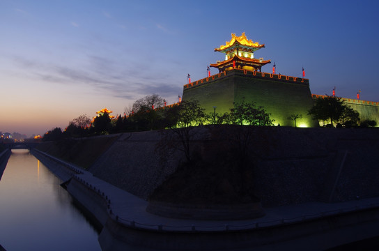 中国西安古城墙夜景