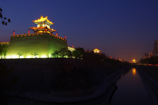 西安古城墙夜景 护城河