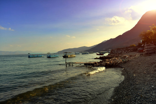 夕阳下的抚仙湖