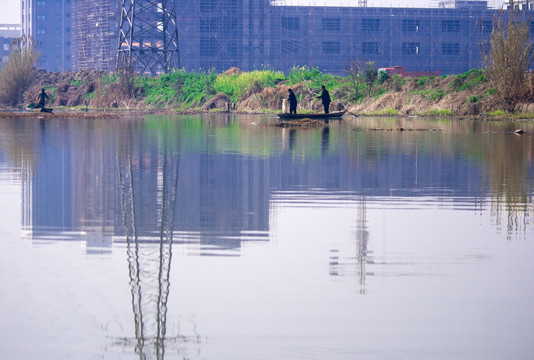 吴江开发区小河里捕鱼的小船