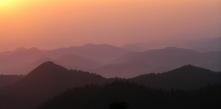 黎明中的群山